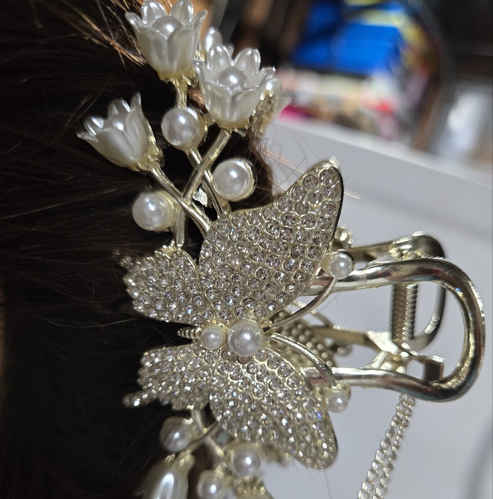 Elegant Gold Floral Hair Clip